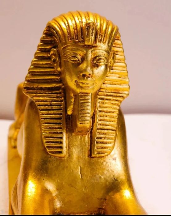 Estátua dourada da Esfinge do Egipto