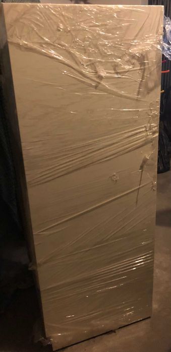 Móvel branco para quarto de criança.