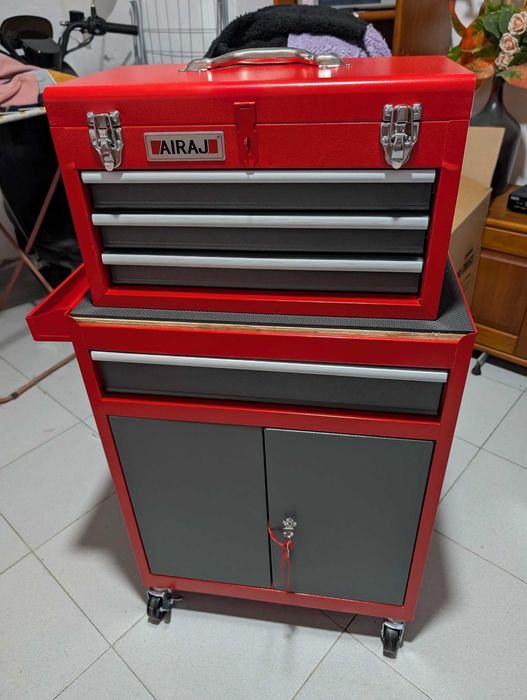 Móvel em metal para ferramentas