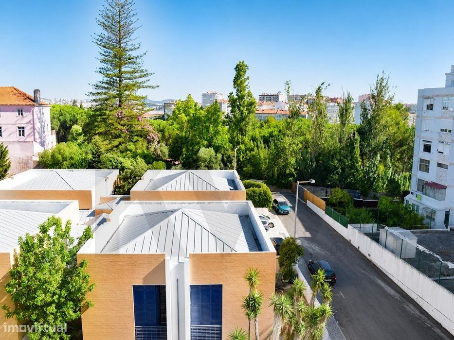 Lumiar | Apartamento T4 com boas áreas e vista desafogada.
