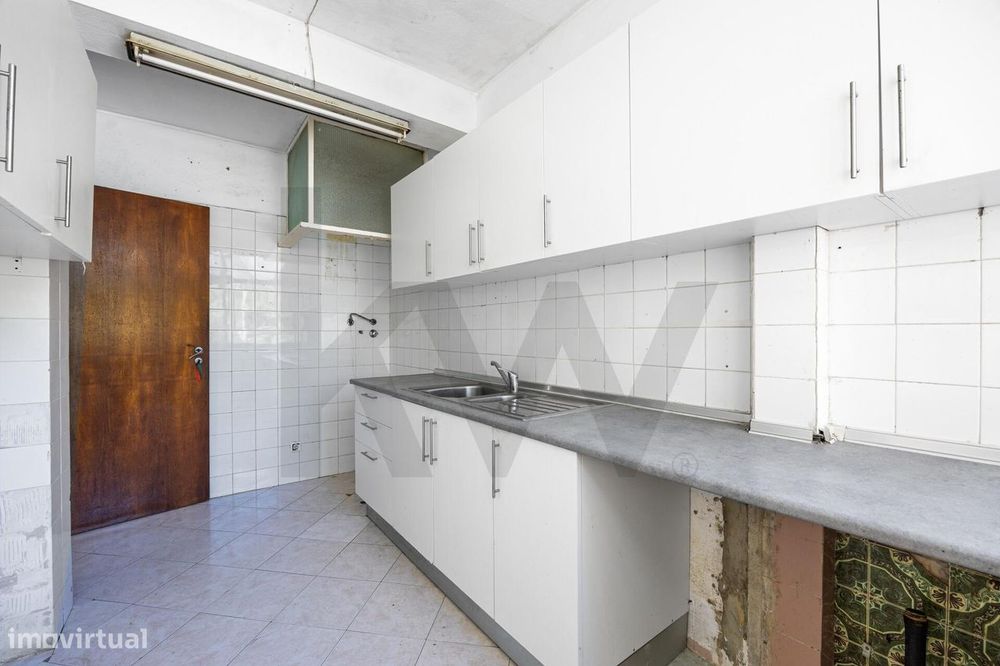 T2 Em Miratejo | Corroios | 1.º Andar | Potencial Para Remodelação Tot