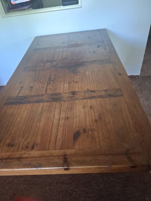 Mesa de jantar em madeira