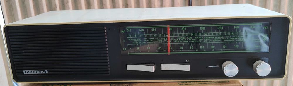 Rádio GRUNDIG RF 210