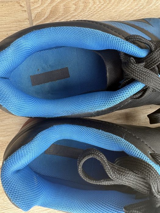 Buty sportowe halowe, dwie pary
