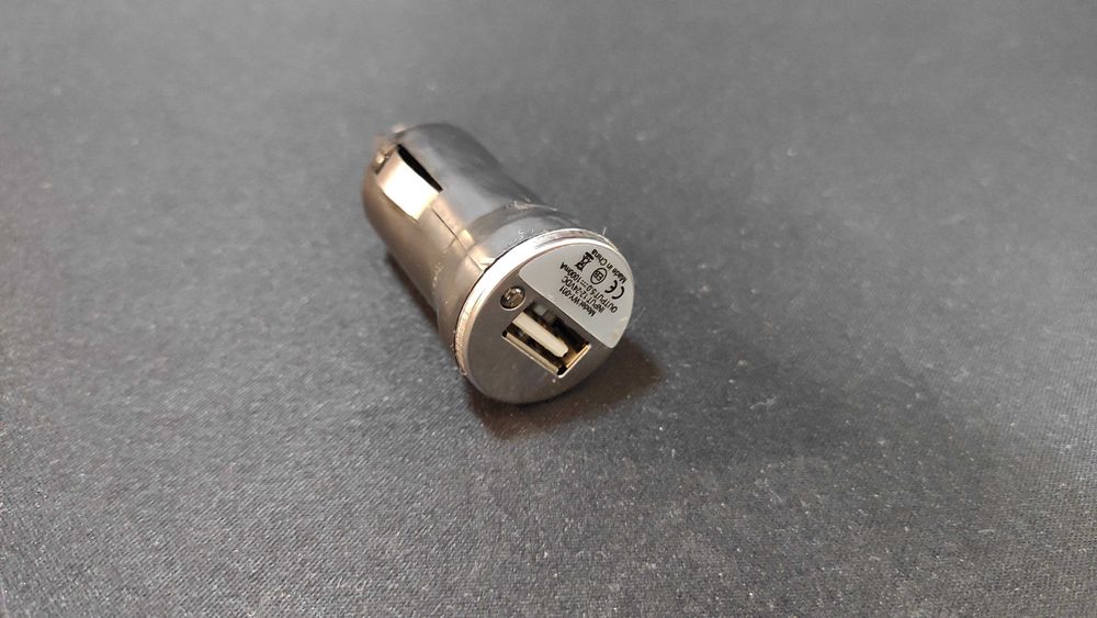 Автомобільний зарядний пристрій