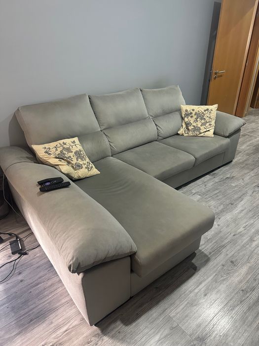 Sofá de 3lugares com chaise longue. Algumas marcas de uso de gato.