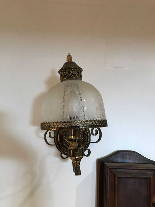 Conjunto candeeiros com detalhes a bronze e dourado.