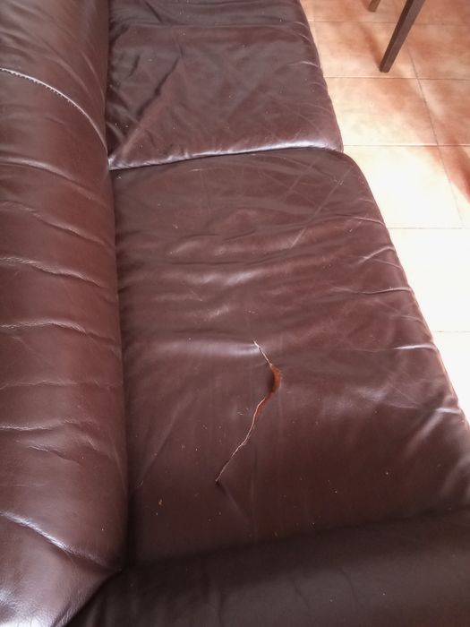 Sofá castanho três lugares.