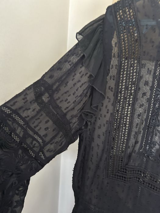 Camisa preta com rendas e bosdados da Zara