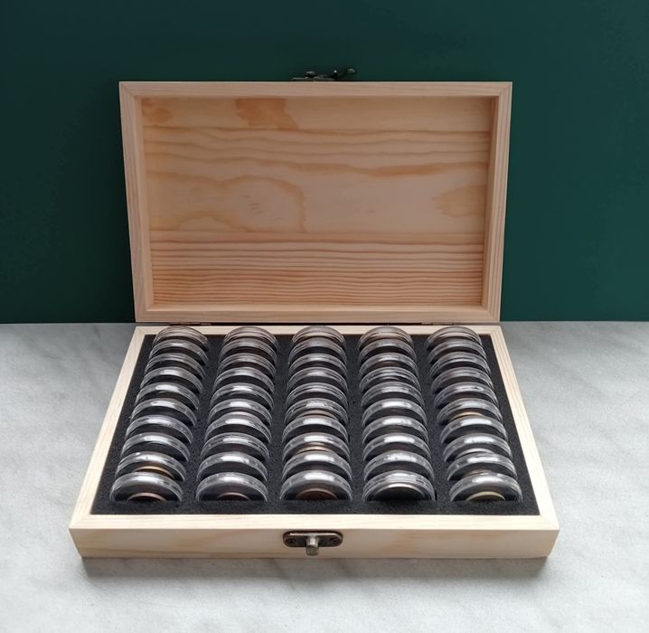 50 monet w kapslach ochronnych w nowej drewnianej skrzyneczce.