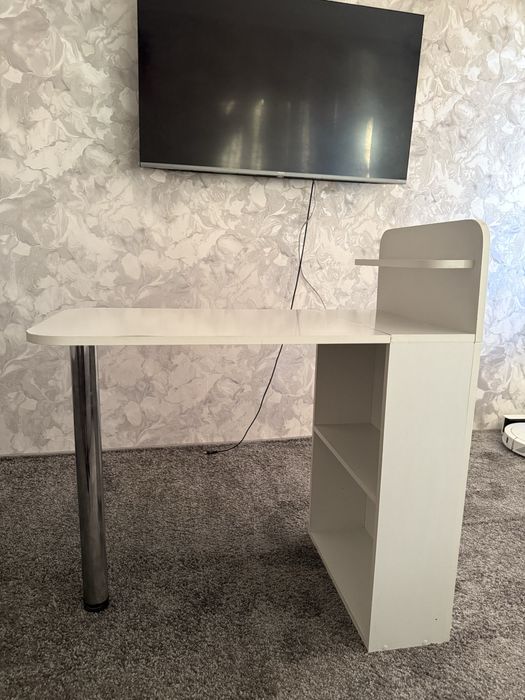 Маникюрный стол в хорошем состояние