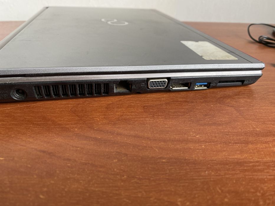 Fujitsu / Intel core i5-4300M 2.60 GHz. 4gb