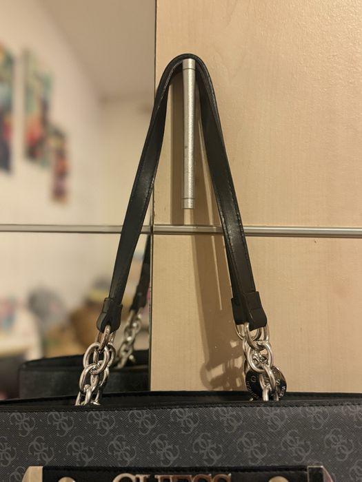 Продам  гарну та простору сумочку Guess
