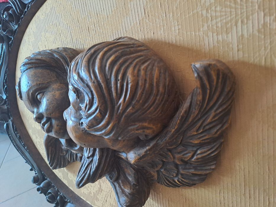 Quadro grande e antigo com relevo