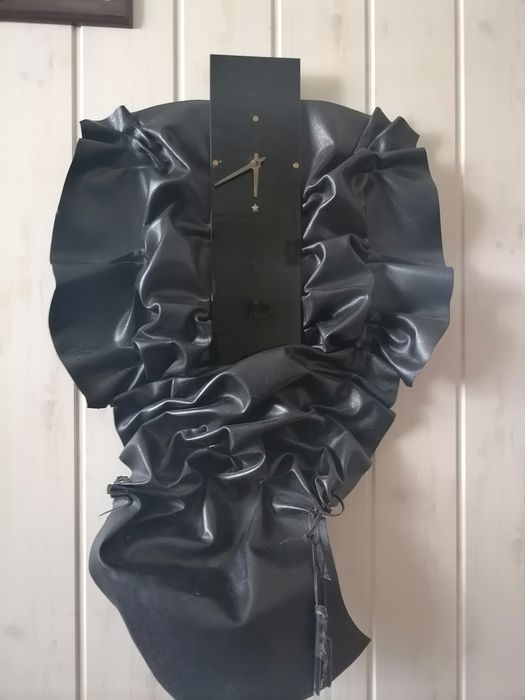 Zegar ścienny czarny w skórze