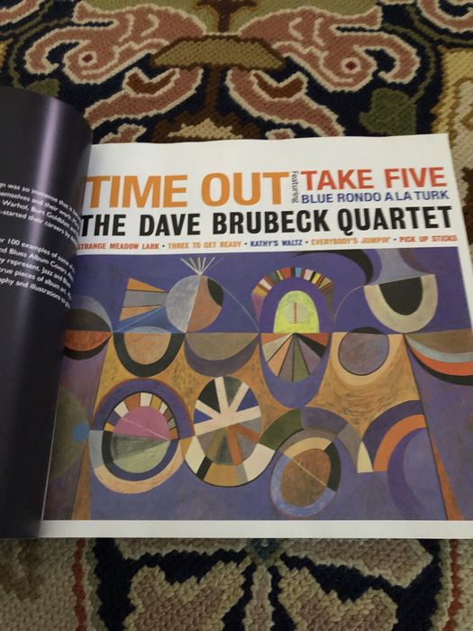 Livro com as capas de vinis de jazz