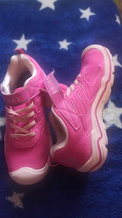 Кросівки на дівчинку.