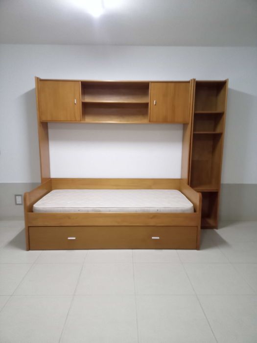 Cama dupla com estante incorporada em perfeitas condições