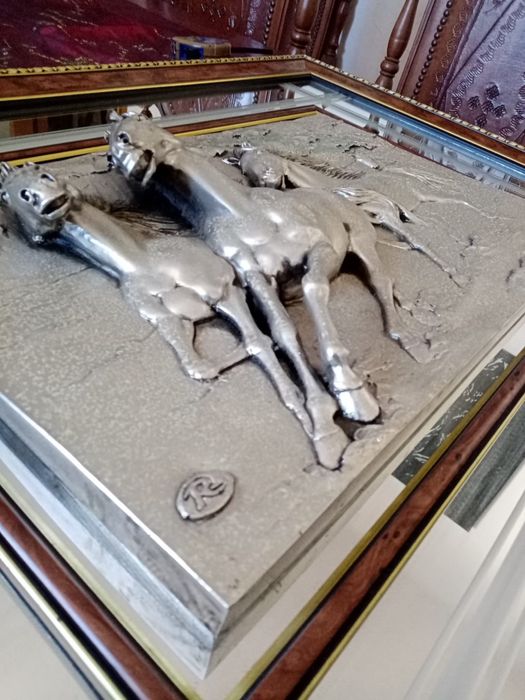 Quadro em metal com relevo  - cavalos (81 x 61 cm)