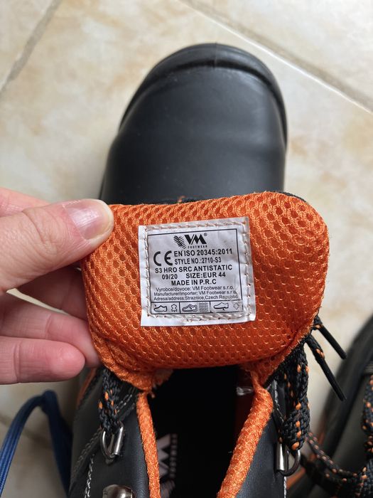 Захисне взуття з металевим носком