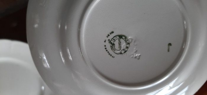 Serviço formato Paris cor creme de pratos sacavém