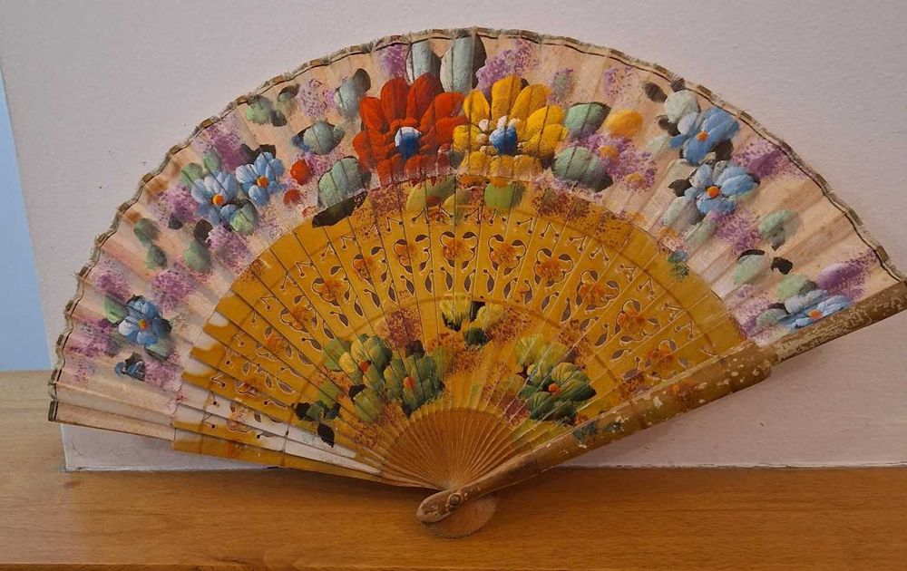 Leque antigo em madeira e tecido pintado à mão