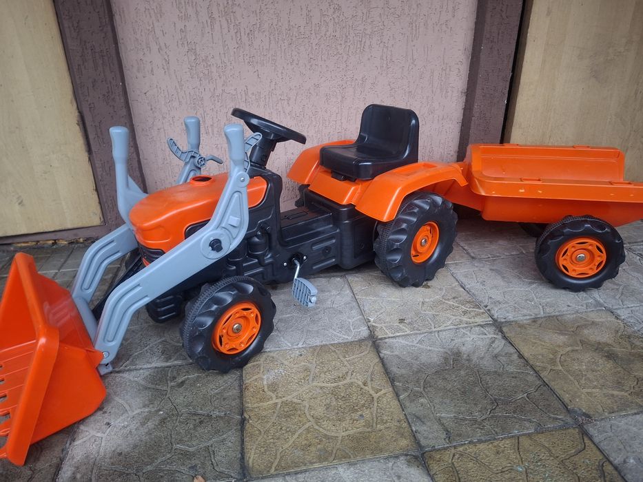 Трактор з ковшом і прицепом