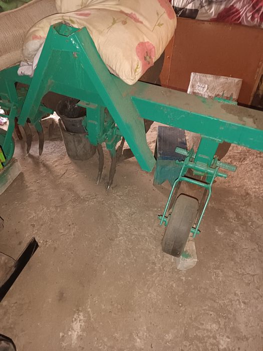 Культиватор трьох рядний.