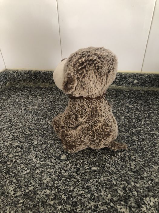 Peluche cão cor castanho e branco