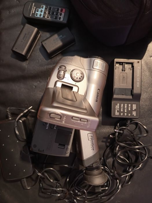 Câmera de filmar Canon UC-V300 + acessórios