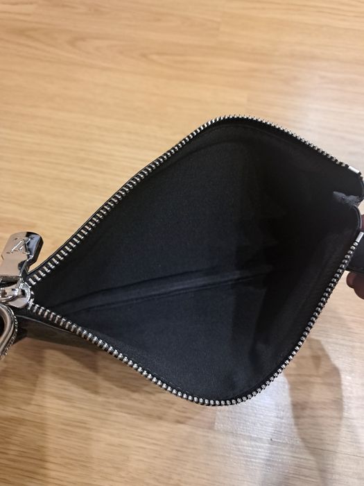 Сумка-клатч Louis Vuitton.