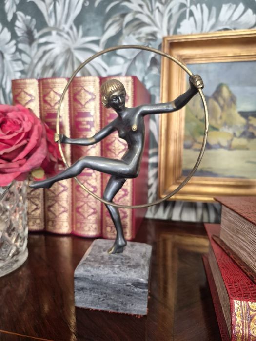 Estatueta Art Déco "Dançarina com Aro"
