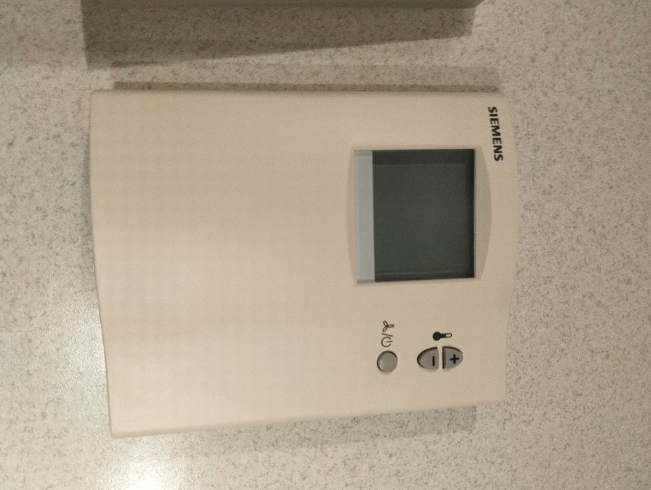 Regulator Siemens z wyświetlaczem model RDF 110
