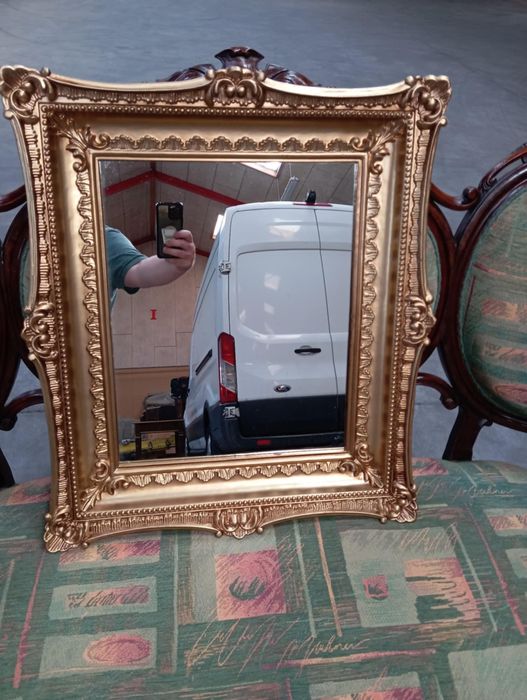 Antyczne lustro w zdobionej ramie