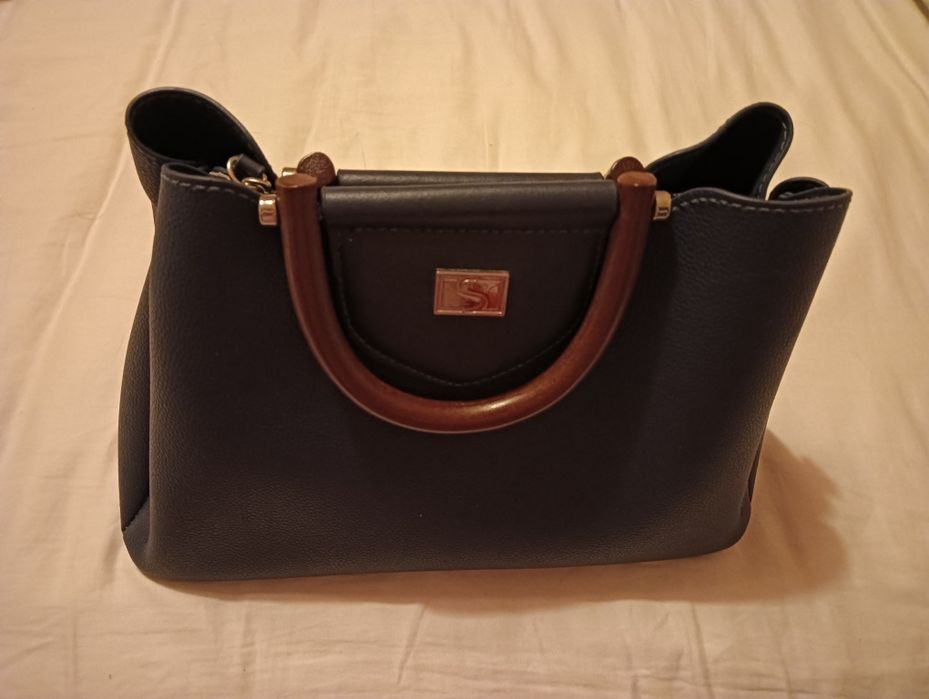 Vendo malas uma azul escuro e outra em grená em  bergandim