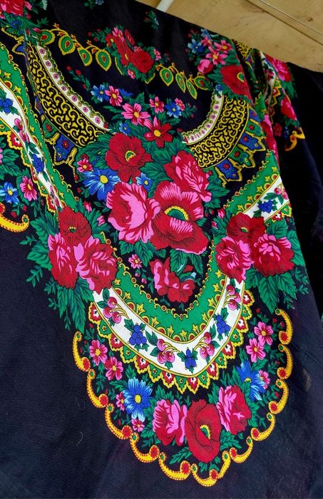 Чорна  шерстяна  хустка  з китицями . 130×130