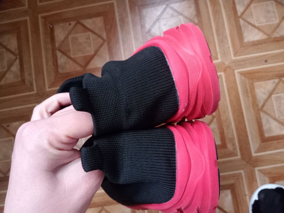 Кросівки жіночі 42