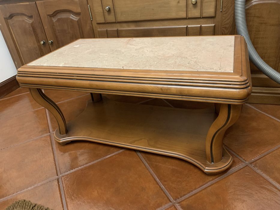 Mesa de centro em madeira com pedra mármore