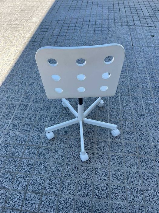 Cadeira branca com rodinhas, para criança