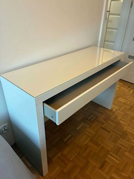 Toaletka z lustrem wizażowym