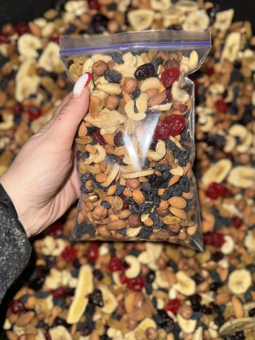 Микс ягидний. Бананові чіпси.Мигдалеві пластівці.Кокосові пластівці