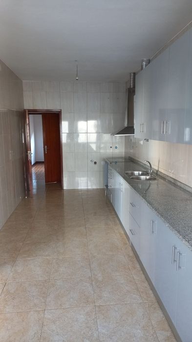 Apartamento T4 disponível para arrendamento no centro de Mirandela.
Re