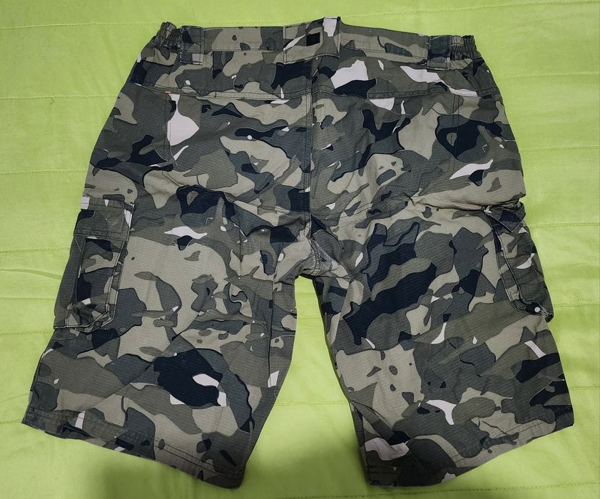 Calções masculinos novos com estampa militar resistente.