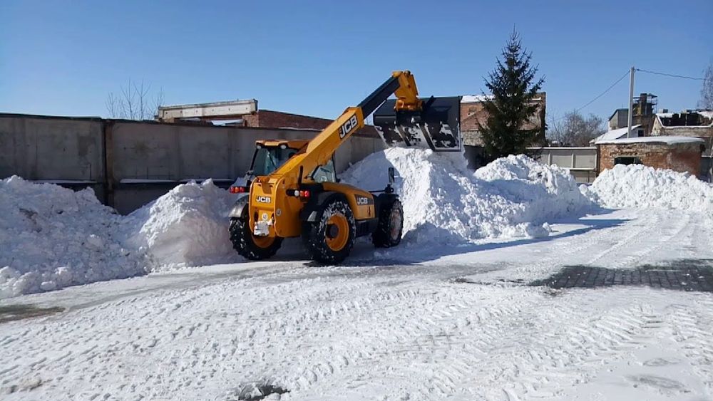 Прибирання снігу, чищення снігу спецтехнікою