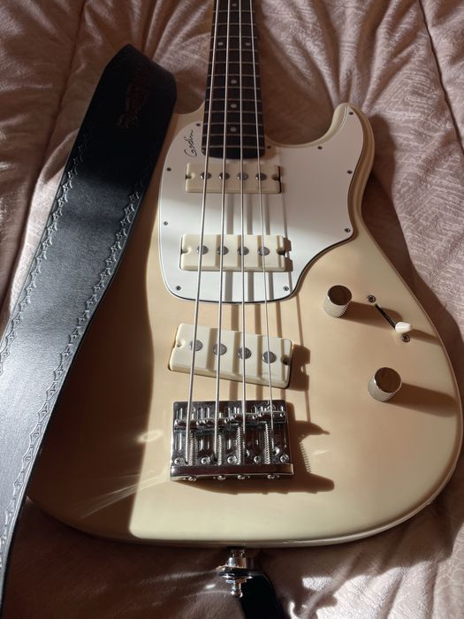 Godin Shifter 4 Bass Trans Cream (Made in Canada)