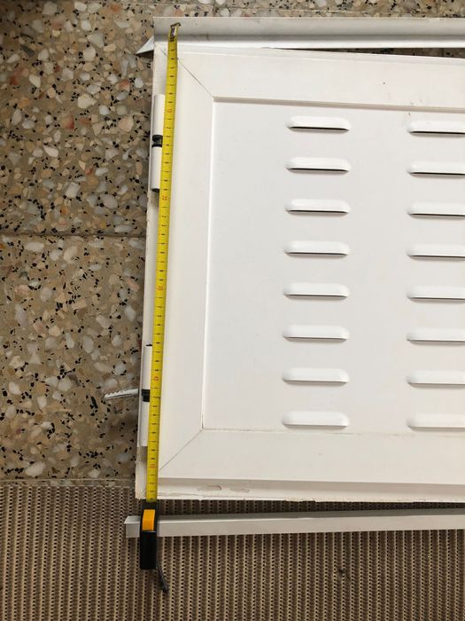 Porta em alumínio branco - arrumos exteriores