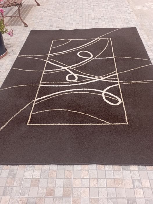 Carpete de sala castanha