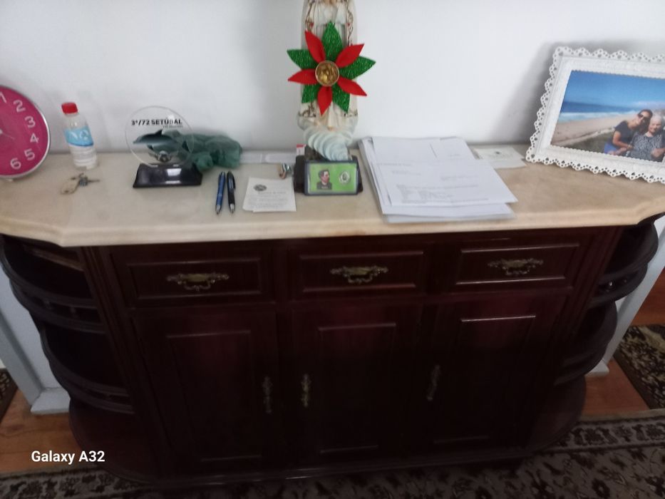 Credência mais espelho.