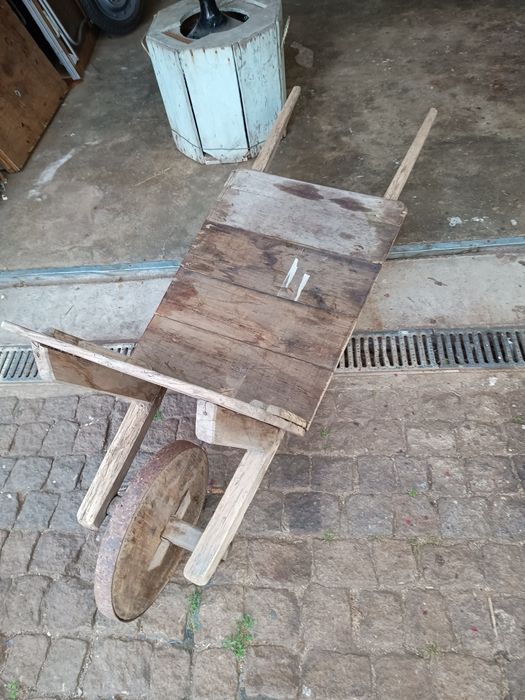 Pias em pedra antigas e várias Reservado