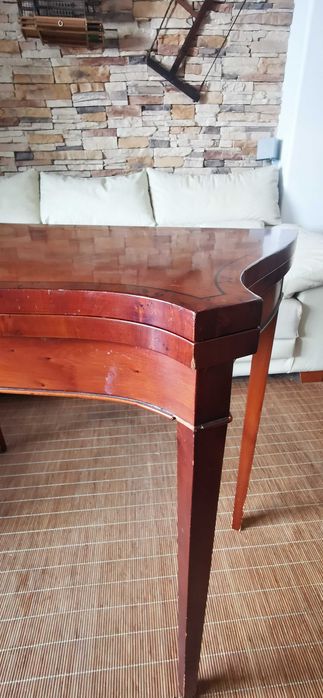 Mesa jogo antiga, com pano verde, com embutidos em raiz de Nogueira.